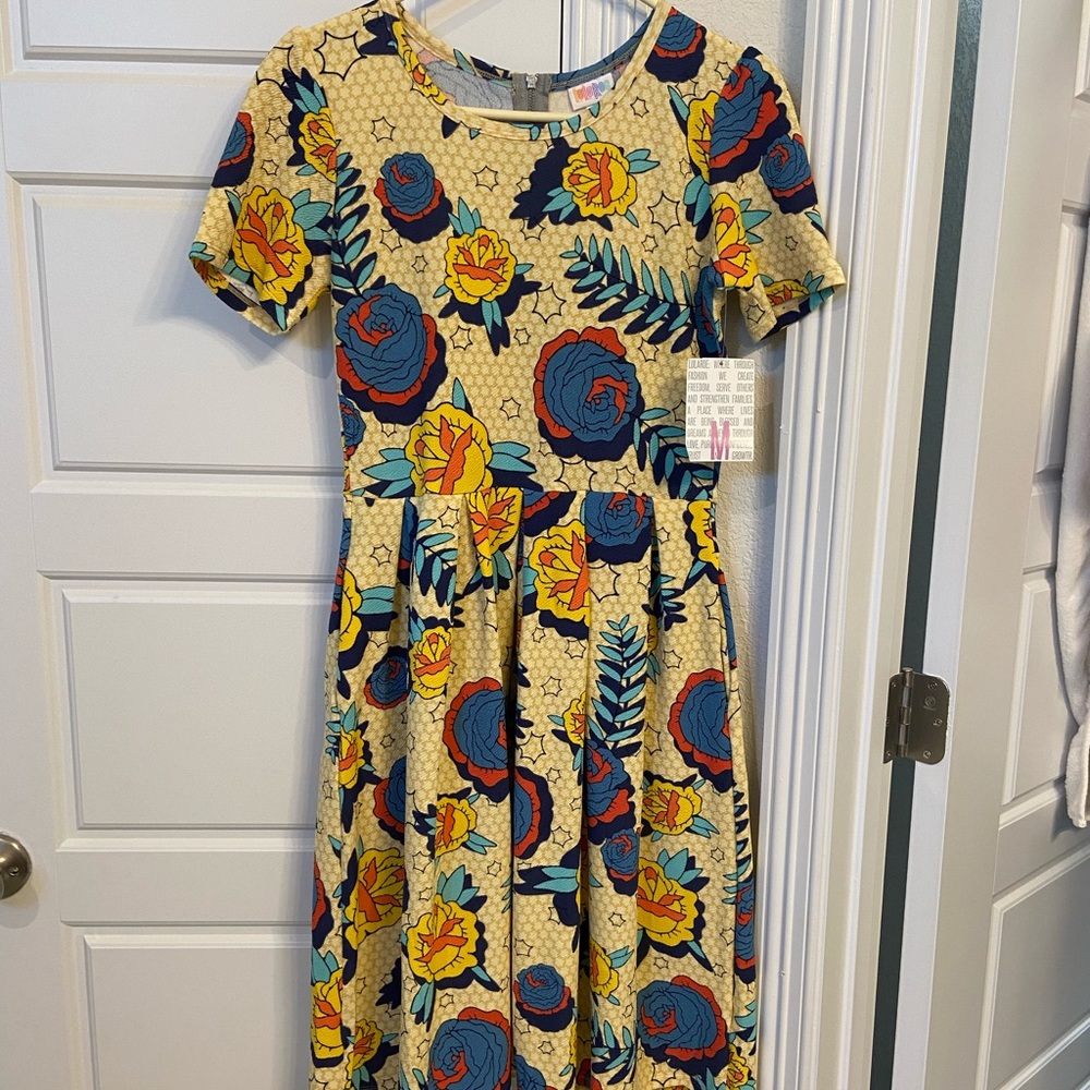 NWT LULAROE AMELIA SIZE MEDIUM